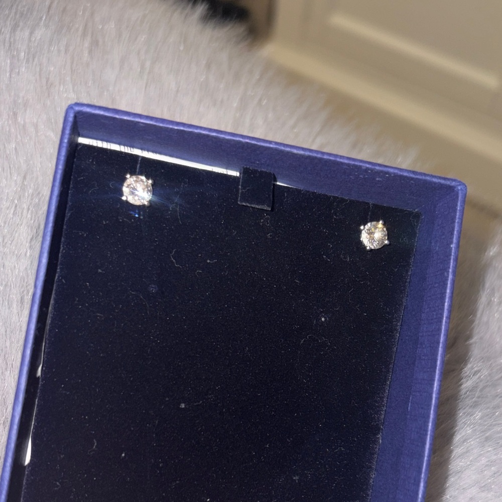 Elegant 14 Karat White Gold Diamond Stud Earrings | 1.49 Carats 💎